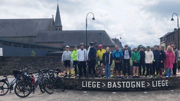 Gruppe am Kreisel in Bastogne